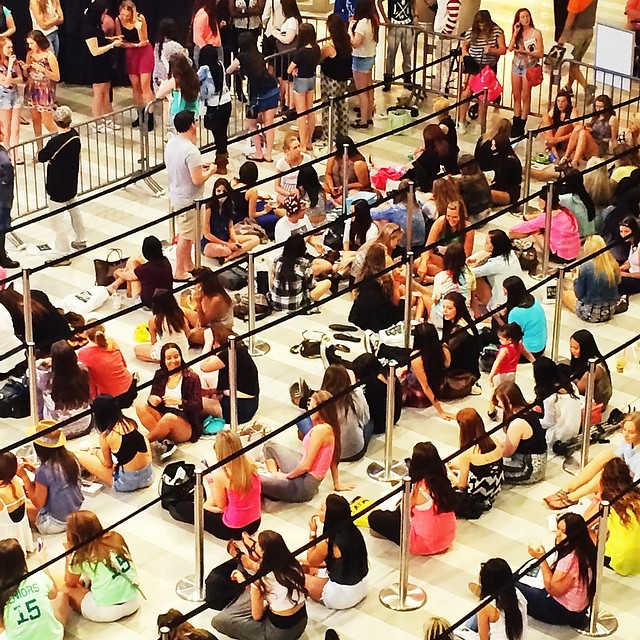 The crowds are big for #jenner girls. #mallofamerica