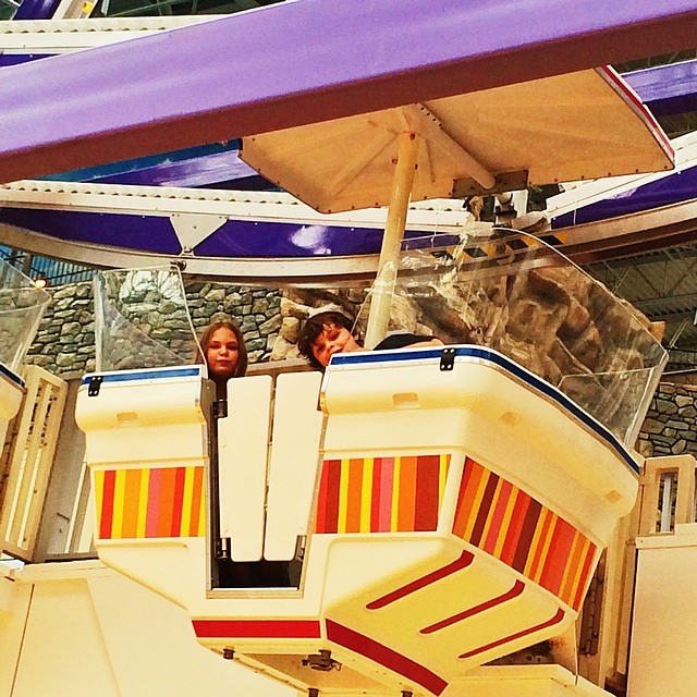 Edan & Sara peek out of Ferris Wheel #mallofamerica #minneapolis